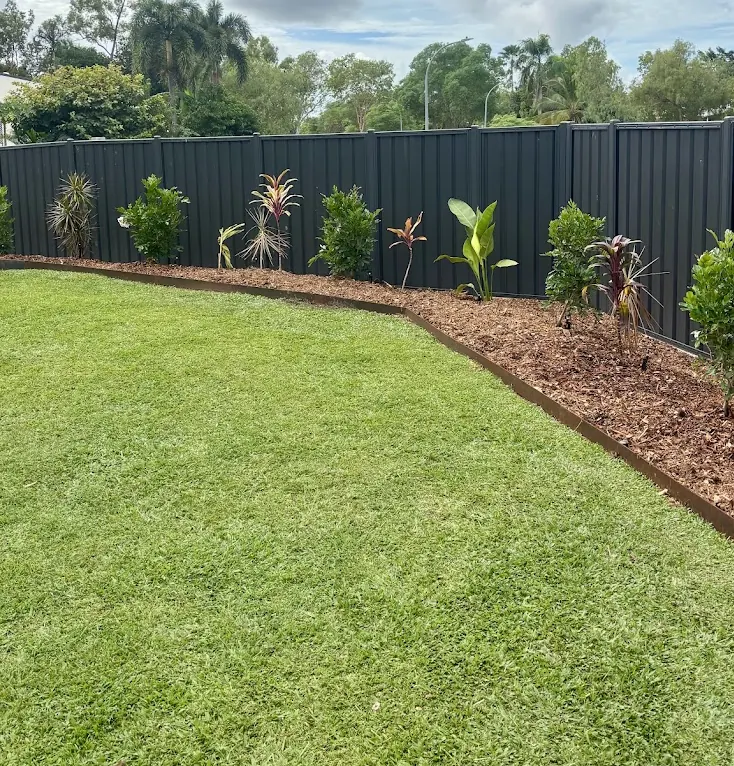 Fortnightly lawn maintenance — Hampton Park. Backyard lawn on a fortnightly cut, with the mulched garden bed edged cleanly along the fence.