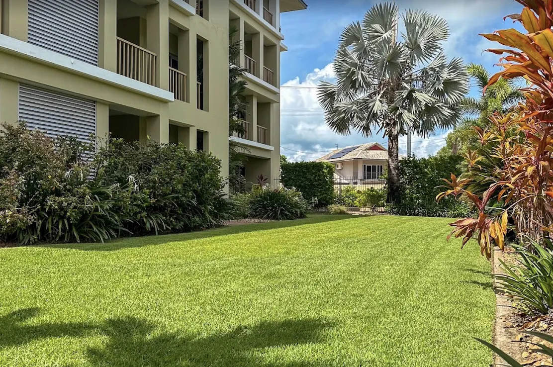 Fortnightly lawn maintenance — Narre Warren North. Lawn kept thick and even on a regular schedule, trimmed neatly around garden beds and borders.